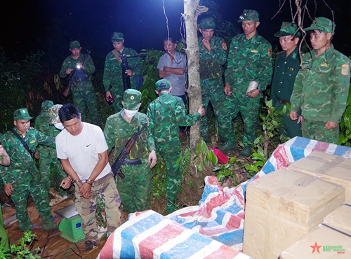 Đồn Biên phòng Đăk Lao bắt giữ đối tượng vận chuyển hơn 400kg pháo lậu